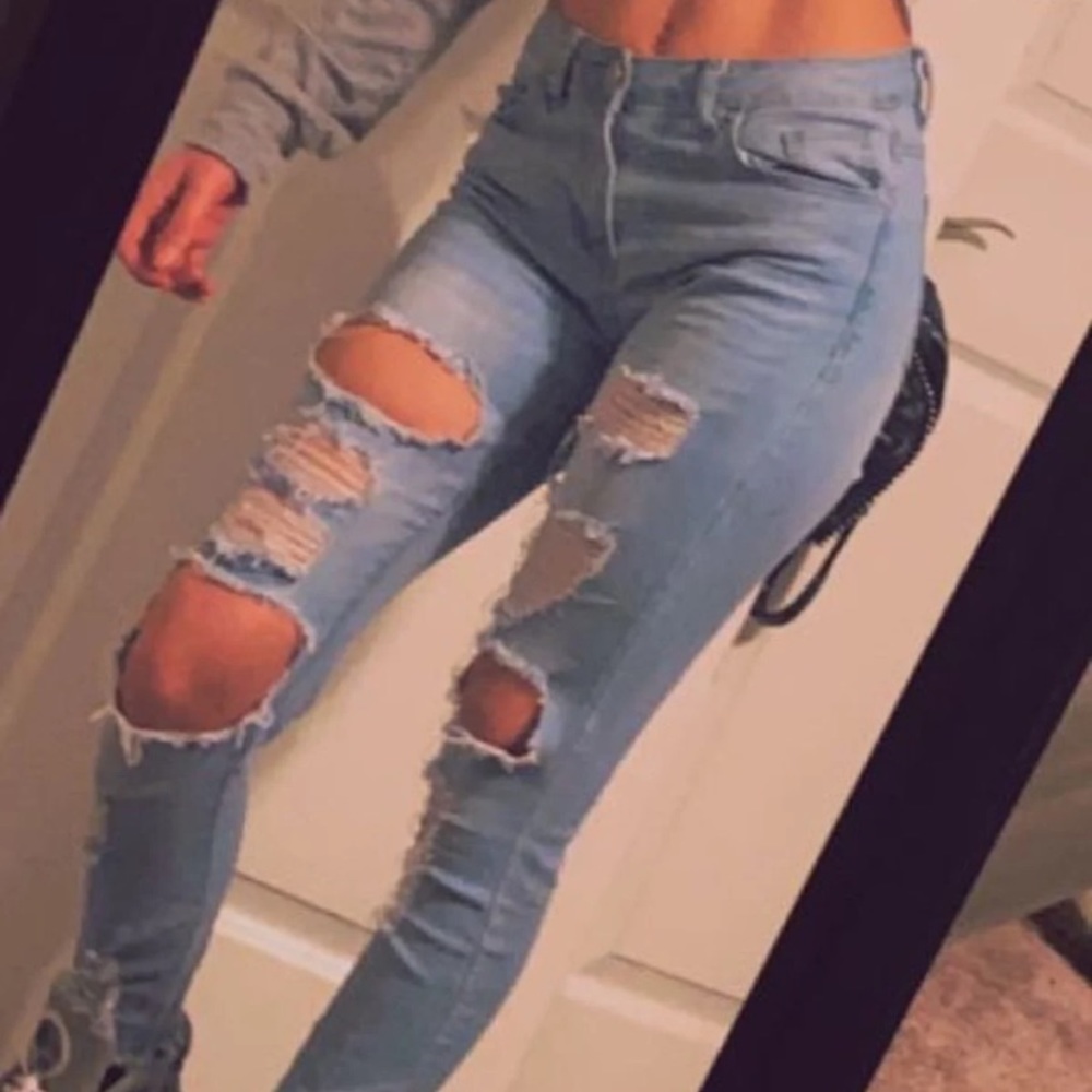 Distressed ripped skinny jeans